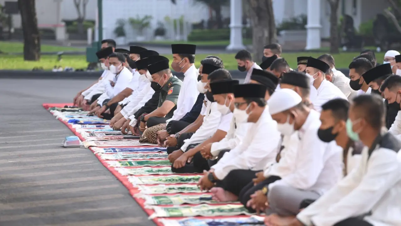 Presiden Joko Widodo (Jokowi) bersama Ibu Negara Iriana Joko Widodo, berlebaran di Kompleks Istana Yogyakarta.