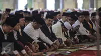 Wakil Presiden Jusuf Kalla (tengah) bersama ribuan umat muslim melakukan salat Idul Fitri di Masjid Istiqlal, Jakarta, Jumat (17/7/2015).  Tampak, Wakil Presiden Jusuf Kalla duduk bersama sejumlah pejabat tinggi negara. (Liputan6.com/Faizal Fanani)