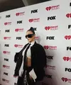 Tampil di Red Carpet iHeartRadio 2026, Agnez Mo kenakan denim on denim dengan deretan fashion statement penunjang. [Foto: Instagram/ Agnez Mo]