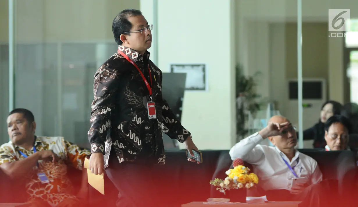 Wabendum Partai Golkar, Zulhendri Hasan bersiap menjalani pemeriksaan di Gedung KPK, Jakarta, Selasa (14/11). Zulhendri diperiksa terkait kasus dugaan merintangi penyidikan kasus e-KTP yang menjerat Markus Nari.. (Liputan6.com/Helmi Fithriansyah)
