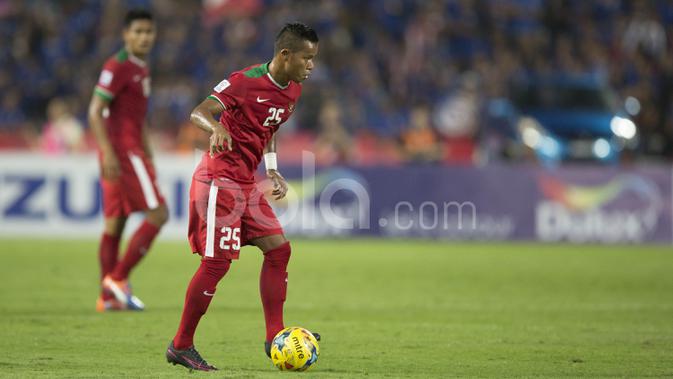 Aksi pemain Timnas Indonesia, Manahati Lestusen, saat melawan Thailand dalam laga leg kedua final Piala AFF di Stadion Rajamangala, Bangkok, Thailand, Sabtu (17/12/2016). (Bola.com/Vitalis Yogi Trisna)