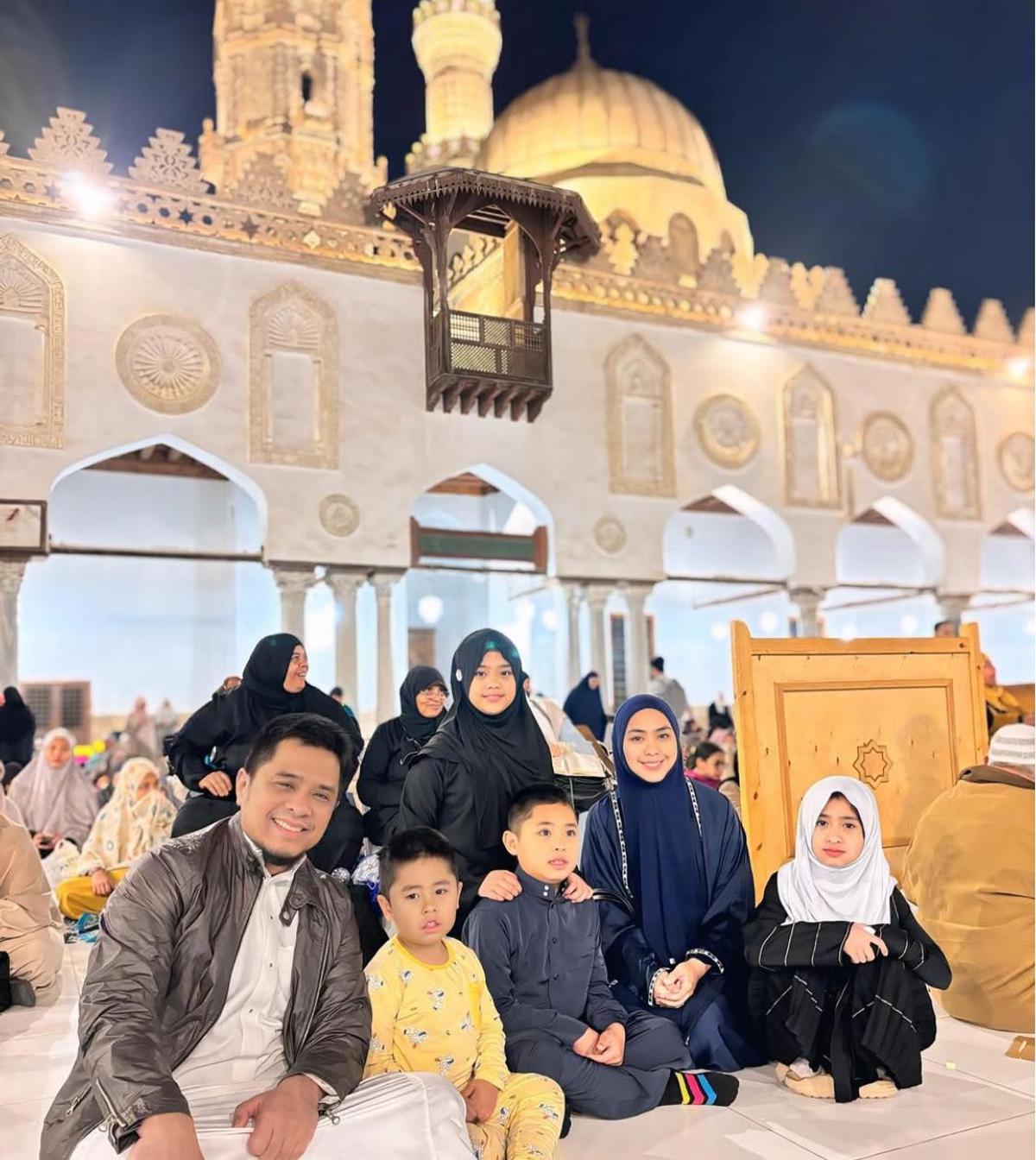 Potret Keluarga Oki Setiana Dewi, Menyambut Malam ke-27 Ramadan di Masjid Al-Azhar Kairo