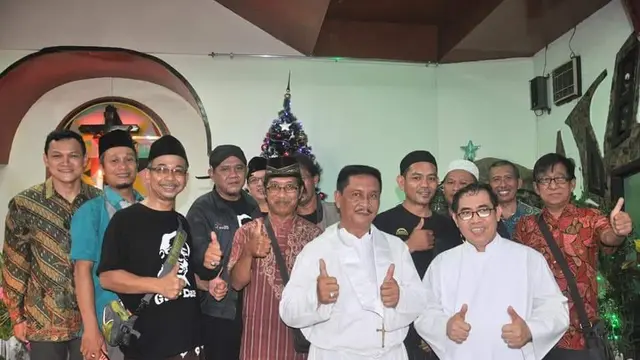 Komunitas Islam dan Nasrani berfoto bersama usai pembubaran panitia buka bersama kerukunan umat beragama yang bersamaan dengan hari peringatan Kenaikan Isa Almasih. (Foto: Liputan6.com/Lesbumi/Muhamad Ridlo)
