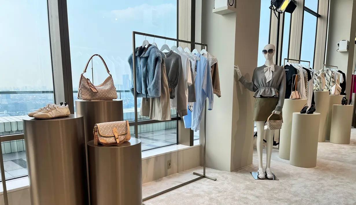 Siluet kasual dan semi formal tampak mendominasi dan memikat generasi yang lebih muda secara effortless. Sepertinya, Louis Vuitton ingin memberikan tampilan ringan dengan menyematkan detail-detail spesial yang tersembunyi. Seperti Monogram Emblème collection yang sekaligus merayakan 40 tahun material ini. / Foto: Fimela.com.
