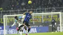 <p>Gelandang Inter Milan, Henrikh Mkhitaryan berebut bola dengan pemain Napoli, Andre-Frank Zambo Anguissa pada pertandingan lanjutan Liga Serie A Italia di stadion San Siro di Milan, Italia, Kamis (5/1/2023). Inter menempati peringkat empat dengan mengoleksi 33 poin. (AP Photo/Luca Bruno)</p>
