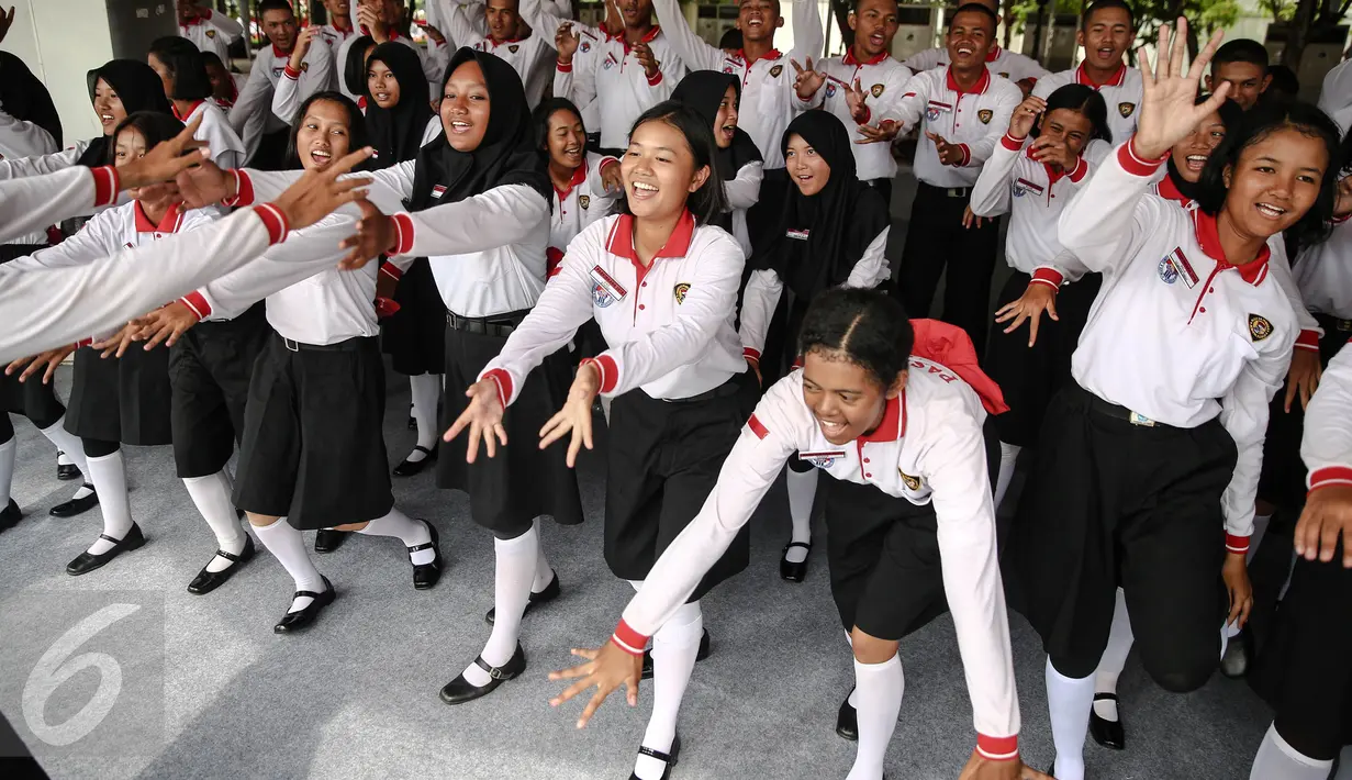 Anggota paskibraka 2016 melakukan yelyel sebelum memulai latihan gladi kotor di Istana Merdeka, Jakarta, Sabtu (13/8). Para anggota Paskibraka 2016 ini adalah murid SMA yang rata-rata berumur 16-17 tahun. (Liputan6.com/Faizal Fanani)