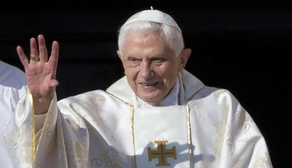 Paus Emeritus Benediktus XVI tiba di Lapangan Santo Petrus di Vatikan pada 19 Oktober 2014, untuk menghadiri upacara beatifikasi Paus Paulus VI. Mantan Paus Benediktus XVI telah meninggal dunia pada Sabtu (31/12/2022) di kediamannya di Vatikan, dalam usia 95 tahun, hampir satu dekade setelah ia mengundurkan diri karena sakit. (AP Photo/Andrew Medichini, File)