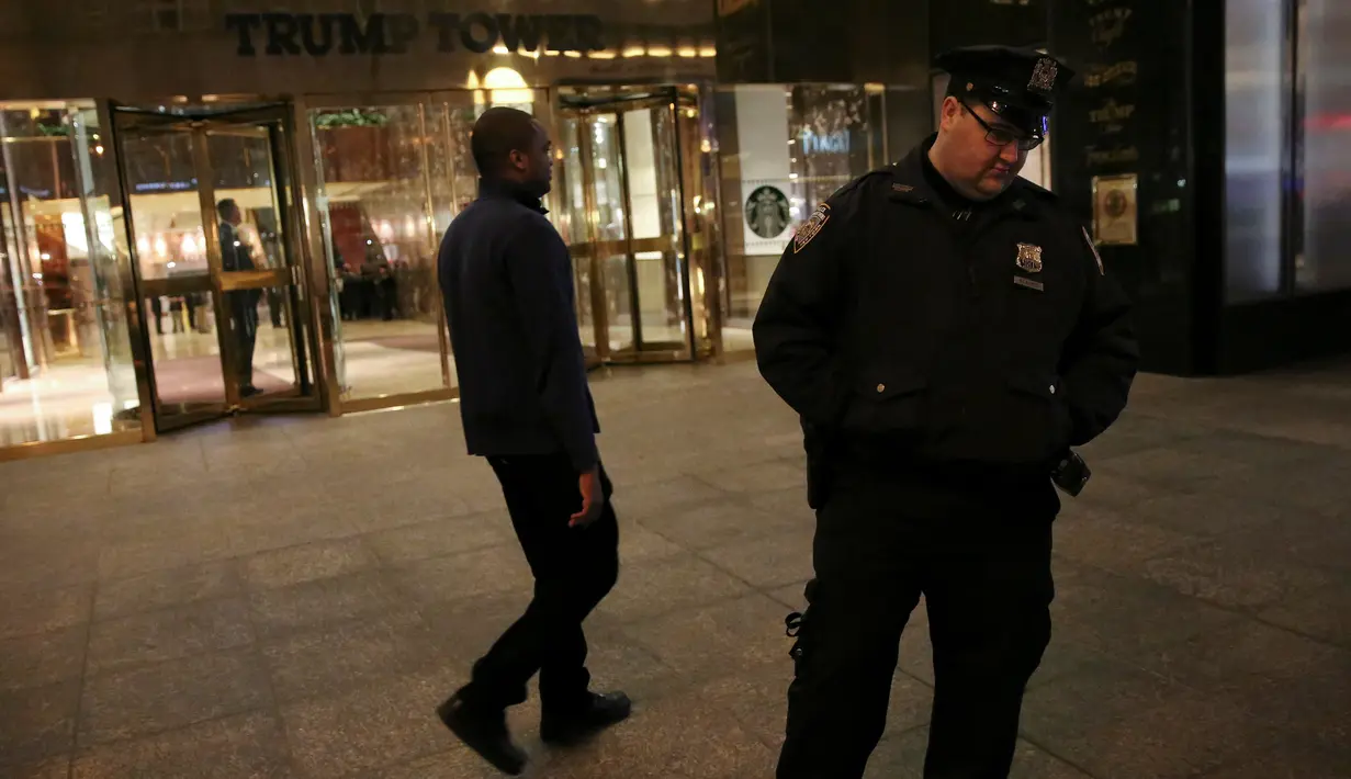 Petugas melakukan penjagaan di luar Trump Tower, Manhattan, New York, Kamis (28/4). Sebuah surat yang mengandung serbuk putih mencurigakan dikirimkan untuk bakal calon presiden AS, Donald Trump (REUTERS/Carlo Allegri)