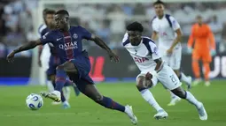 Pemian PSG, Nuno Mendes menggiring bola dibayangi pemain Tottenham Hotspur, Mohammed Kudus dalam laga final UEFA Super Cup yang berlangsung di Bluenergy Stadium, Udinese, Italia, Rabu (13/08/2025) waktu setempat. (AP Photo/Darko Bandic)
