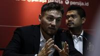 Marc Anthony Klok saat diperkenalkan Persija Jakarta di Kantor Persija, Kuningan, Jakarta, Sabtu (31/1). Persija resmi memboyong Marc Klok dengan kontrak berdurasi empat musim.(Bola.com/Yoppy Renato)