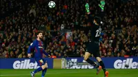 Penyerang Barcelona, Lionel Messi saat berusaha memasukan bola ke gawang yang dijaga kiper Girona, Bono pada La Liga Spanyol di stadion Camp Nou (25/2). Barcelona menang telak 6-1 atas Girona. (AP Photo/Manu Fernandez)