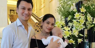 Anak kedua pasangan Titi Kamal dan Christian Sugiono sering kali diajak ke lokasi syuting. Bahkan, Kai Attar Sugiono anak kedua pasangan ini akan diajak ke luar negeri kerja oleh Tikam. (Instagram/kaiattarsugiono)