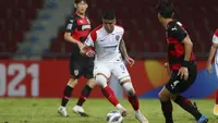 Pemain Johor Darul Ta'zim, Bergson da Silva, dari Malaysia berusaha menggiring bola melewati pemain Pohang Steelers dari Korea Selatan, Jeon Min-Gwang (Kanan), selama pertandingan Grup G Liga Champions AFC di Stadion Rajamangala di Bangkok. (Thananuwat Srirasant / KONFEDERASI SEPAKBOLA ASIA / AFP)