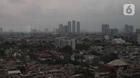 Suasana gedung bertingkat dan permukiman warga di kawasan Jakarta, Senin (17/1/2022). Bank Dunia memproyeksikan pertumbuhan ekonomi Indonesia pada tahun 2022 mencapai 5,2 persen. (Liputan6.com/Angga Yuniar)
