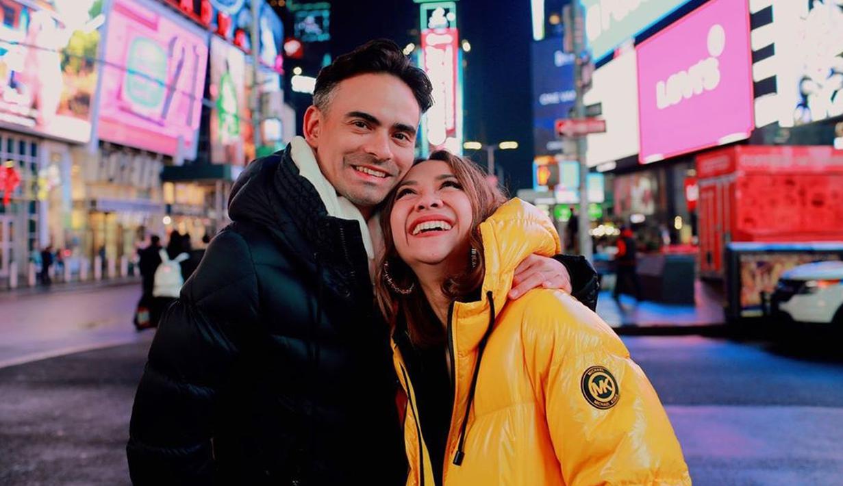 Penyanyi Bunga Citra Lestari bersama suaminya Ashraf Sinclair berpose saat menikmati liburan di New York Central Park. Suami Bunga Citra Lestari, Ashraf Sinclair, meninggal dunia di usia 40 tahun diduga akibat serangan jantung pada Selasa 18 Februari 2020 pukul 3.40 pagi. (Instagram/@bclsinclair)