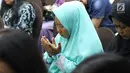 Keluarga korban kecelakaan pesawat Lion Air JT 610 berdoa bersama usai pemaparan evaluasi proses evakuasi di Jakarta, Senin (5/11). Konfrensi pers tersebut memberikan hasil perkembangan terkini mengenai pencarian korban. (Liputan6.com/Immanuel Antonius)
