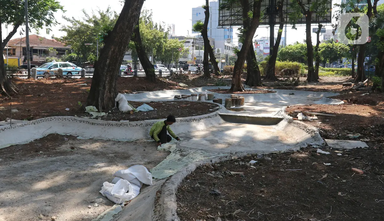 Petugas Dinas Kehutanan Jakarta Barat menyelesaikan pembangunan kolam di kawasan Tomang, Jakarta, Selasa (19/11/2019). Pembangunan taman tersebut dilengkapi dengan rumah pohon untuk menambah ruang bermain anak. (Liputan6.com/Herman Zakharia)