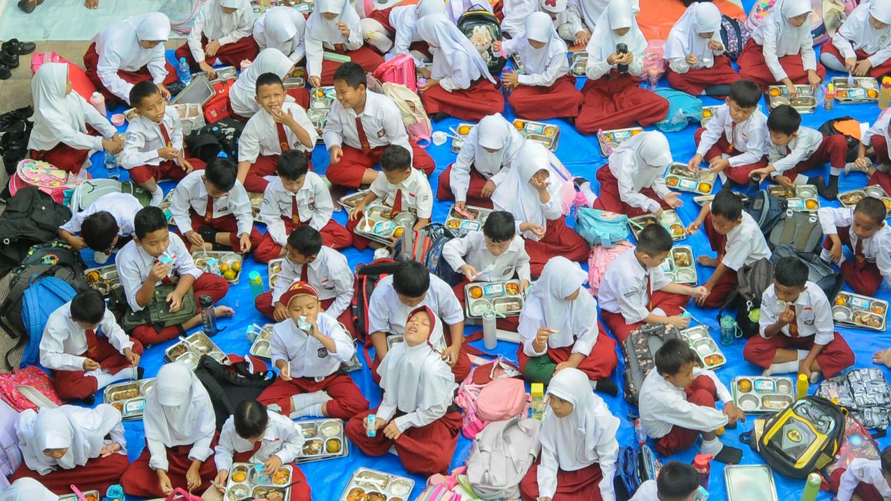 FOTO: Program Makan Bergizi Gratis Prabowo-Gibran Akhirnya Resmi Dimulai, Segini Harga per Porsi!