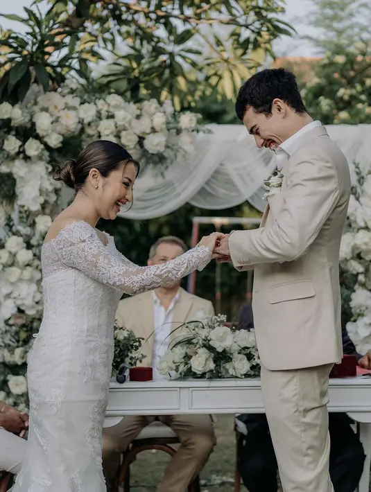 Detail manis lainnya adalah train panjang yang mengikuti langkah Jennifer Coppen. [Foto: Instagram/jennifercoppenreal20]