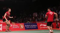 Ekspresi pebulutangkis ganda campuran Indonesia, Praveen Jordan/Debby Susanto, sesaat setelah memastikan kemenangan melawan pebulutangkis Denmark, Joachim Fischer Nielsen/Christinna Pedersen dalam Kejuaraan Dunia Bulutangkis 2015 di Istora Gelora Bung Kar