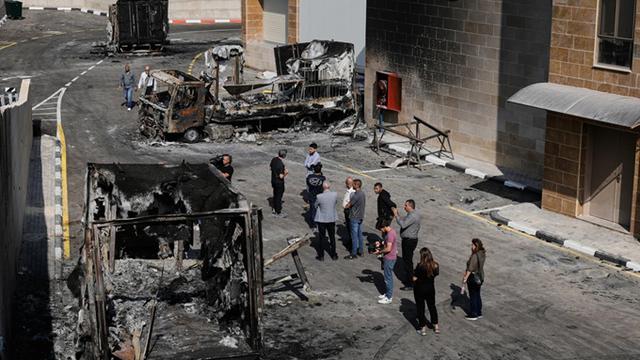 Warga Palestina memeriksa kerusakan di kawasan industri Beit Lid, dekat Tulkarm, setelah serangan yang dilakukan oleh pemukim Israel sehari sebelumnya. Foto diambil di Tepi Barat pada Rabu (12/11/2025).
