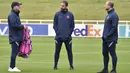 Pelatih Inggris, Gareth Southgate (tengah) berbincang selama sesi latihan di St George's Park, Burton upon Trent, Inggris (28/6/2021). Inggris akan bertanding melawan Jerman pada babak 16 besar Euro 2021 di Stadion Wembley. (AP Photo/Rui Vieira)
