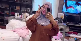 Aurel Hermansyah mengawali pagi dengan melakukan pumping ASI. Seperti diketahui, anak pertama Aurel dan Atta masih mengonsumsi ASI. [Foto: instagram.com/aurelie.hermansyah]