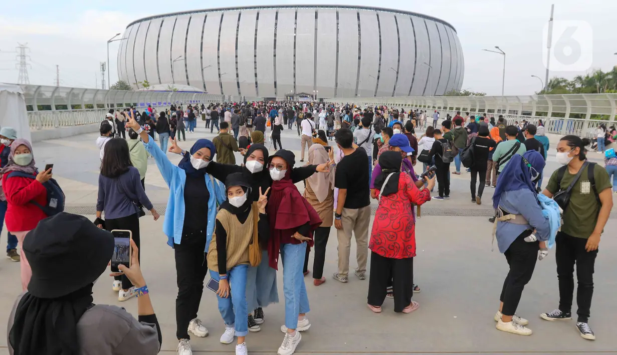 Orang-orang mulai memadati kawasan Jakarta International Stadium (JIS) untuk menyaksikan acara hari ulang tahun (HUT) ke-495 DKI Jakarta atau Jakarta Hajatan di Jakarta Utara, Sabtu (25/6/2022) malam. Pada perayaan Jakarta Hajatan ke-495 di JIS ini dihelat konser yang dimeriahkan oleh musisi kenamaan Tanah Air. (Liputan6.com/Herman Zakharia)