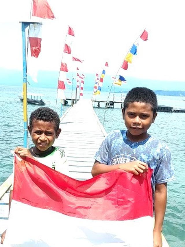 Anak -anak Papua Ramai-ramai Kibarkan Bendera Merah Putih (Istimewa)