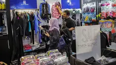 Pengunjung melihat-lihat aneka barang dalam pameran Deep and Extreme Indonesia (DXI) 2019 di Jakarta, Kamis (4/4). DXI 2019 menawarkan kebutuhan hobi petualangan luar ruang (outdoor adventure) seperti diving. (Liputan6.com/Faizal Fanani)