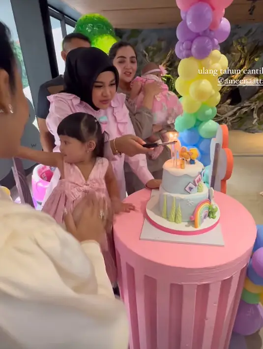 Dipadukan dengan rok dan hijab hitam yang bikin tampilan Aurel terlihat menawan [@sarah_menzel]