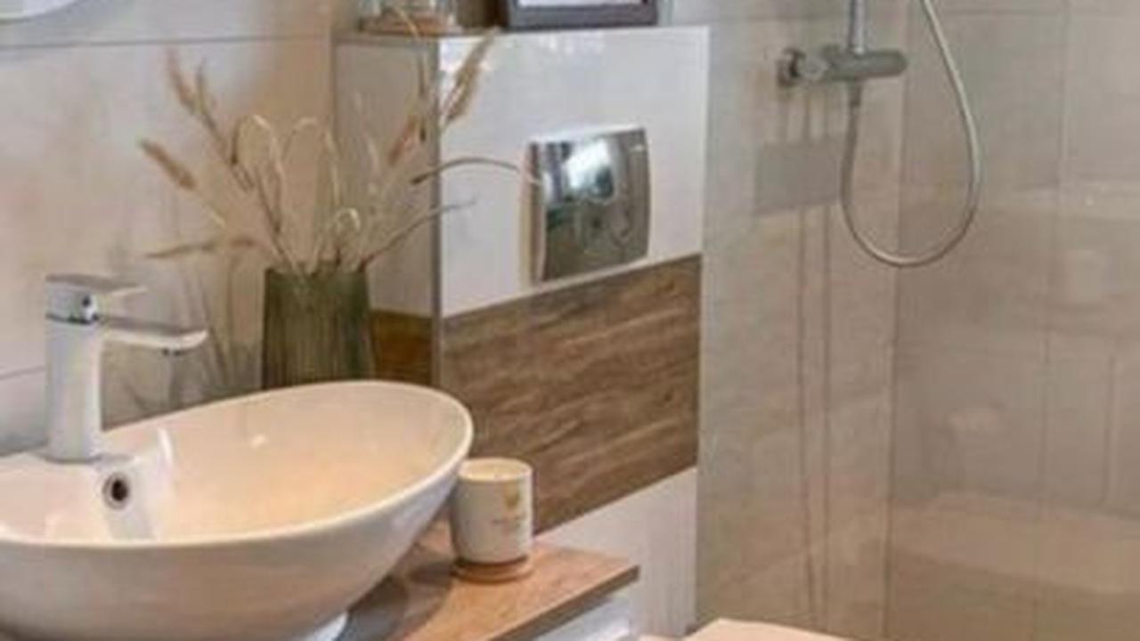 Kamar Mandi dengan Shower dan Dekorasi Kayu