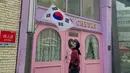 Sosok Megawati Hangestri Pertiwi, beberapa waktu belakangan ini memang tengah menjadi perbincangan. Pasalnya pevoli putri asal Jember yang saat ini memperkuat tim Red Sparks, Korea Selatan ini penampilannya bikin bangga orang Indonesia. Bermain di luar negeri, performanya dalam mencetak poin di lapangan menuai banyak pujian. (Liputan6.com/IG/megawatihangestrip)