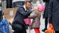 Lihat David Beckham Berbagi Es Krim dengan Gadis Ini