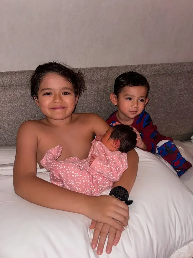 Momen kebersamaan ketiga anak Jessica Iskandar-Vincent Verhaag (credit: instagram/alexanderbarackel)