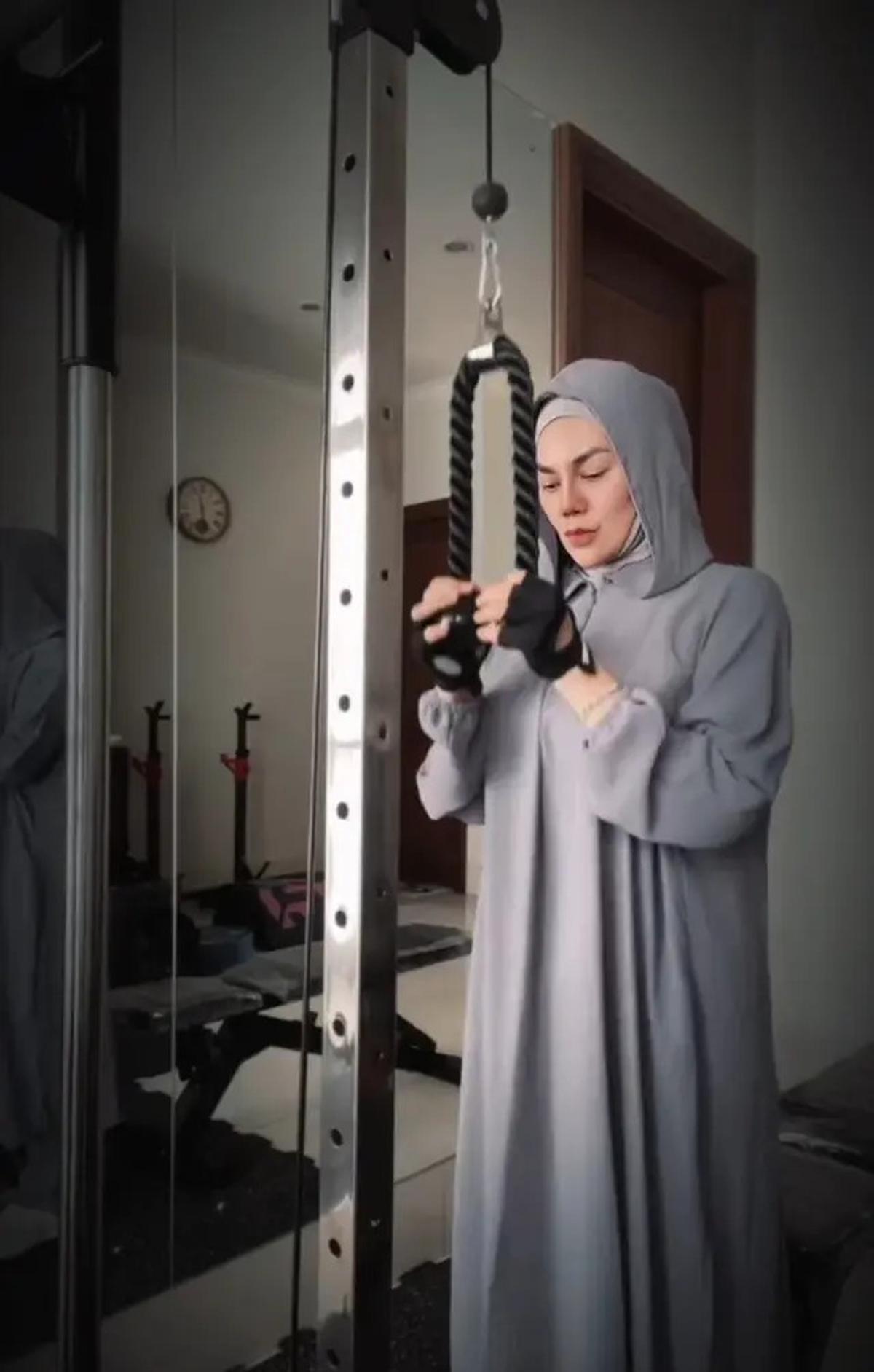 7 Potret Sarita Abdul Mukti Lepas Hijab Saat Nge-Gym, Pamer Angkat Barbel
