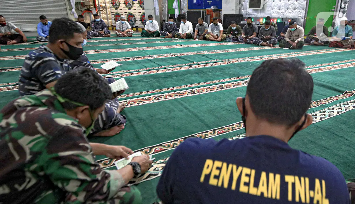 Puluhan prajurit TNI menggelar pengajian dari Kapal KRI Semarang di Kepulauan Seribu, Jakarta, Senin malam (11/1/2021). Pengajian ini digelar untuk mendoakan para korban jatuhnya pesawat Sriwijaya Air SJ 182 dengan rute Jakarta-Pontianak di perairan Kepulauan Seribu. (Liputan6.com/Faizal Fanani)