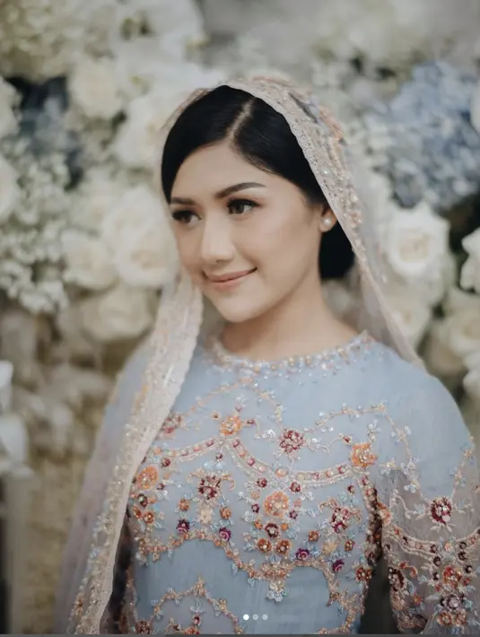 Di saat kamu ingin tampil lebih sederhana, kerudung dengan aksen payet bisa jadi pilihan yang sempurna. [Foto: IG/erina.gudono]