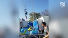 Beruntung sepatu sang gadis seperti menahan bebannya yang bergantung terbalik.
