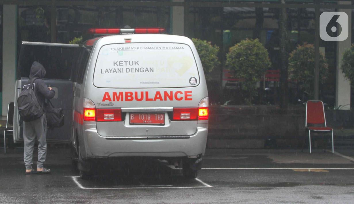 Pasien COVID-19 turun dari mobil ambulans untuk isolasi di Graha Wisata TMII, Jakarta, Selasa (8/2/2022). Pemerintah Provinsi DKI Jakarta menjadikan Graha Wisata TMII sebagai tempat isolasi bagi pasien COVID-19 dengan kapasitas 41 kamar yang dapat menampung 100 pasien. (Liputan6.com/Herman Zakharia)