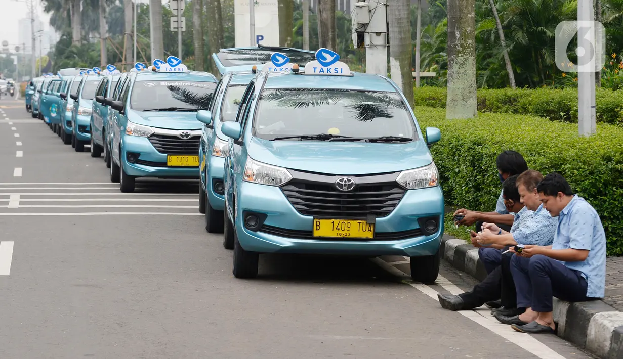Pengemudi taksi menunggu penumpang di kawasan jalan Asia Afrika, Jakarta, Selasa (19/5/2020). Imbas pemberlakukan PSBB untuk memutus rantai penyebaran virus corona Covid-19 aktivitas masyarakat berkurang berdapak pada angkutan taksi sepi penumpang. (merdeka.com/Dwi Narwoko)