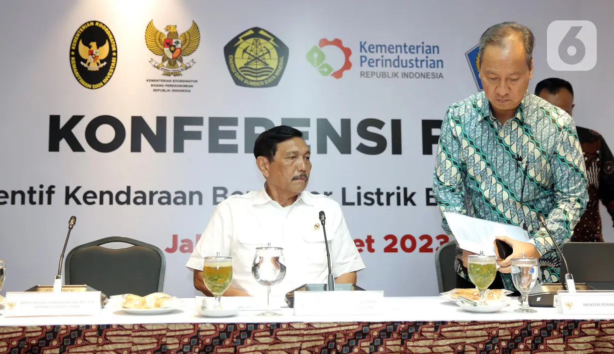 Menteri Koordinator Bidang Kemaritiman dan Investasi Luhut Binsar Pandjaitan (kiri) bersama Menteri Perindustrian Agus Gumiwang Kartasasmita saat menggelar konferensi pers di Jakarta, Senin (6/3/2023). Keterangan pers tersebut terkait pemerintah akan mengucurkan insentif Kendaraan Bermotor Listrik Berbasis Baterai (KBLBB) pada 20 Maret 2023. (Liputan6.com/Johan Tallo)