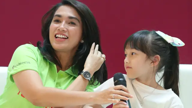 Ussy  Sulistiawaty di talkshow Fimela Fest 2019 bersama Tolak Angin
