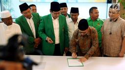 Bakal calon gubernur Jawa Tengah dari Partai Gerindra, Sudirman Said menandatangani surat dukungan deklarasi saat Rapimnas PPP di Jakarta, Rabu (20/12). PPP kubu Djan Faridz resmi mendukung Sudirman Said di Pilgub Jateng 2018. (Liputan6.com/JohanTallo)