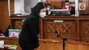 Saksi kasus pembunuhan berencana Brigadir Yosua Hutabarat atau Brigadir J, Putri Chandrawathi bersiap menjalani sidang lanjutan dengan terdakwa Richard Eliezer, Ricky Rizal, dan Kuat Ma'ruf di Pengadilan Negeri Jakarta Selatan, Jakarta, Senin (12/12/2022). Sidang itu beragenda mendengarkan keterangan saksi Putri Chandrawathi yang juga merupakan terdakwa dalam kasus yang sama. (Liputan6.com/Johan Tallo)