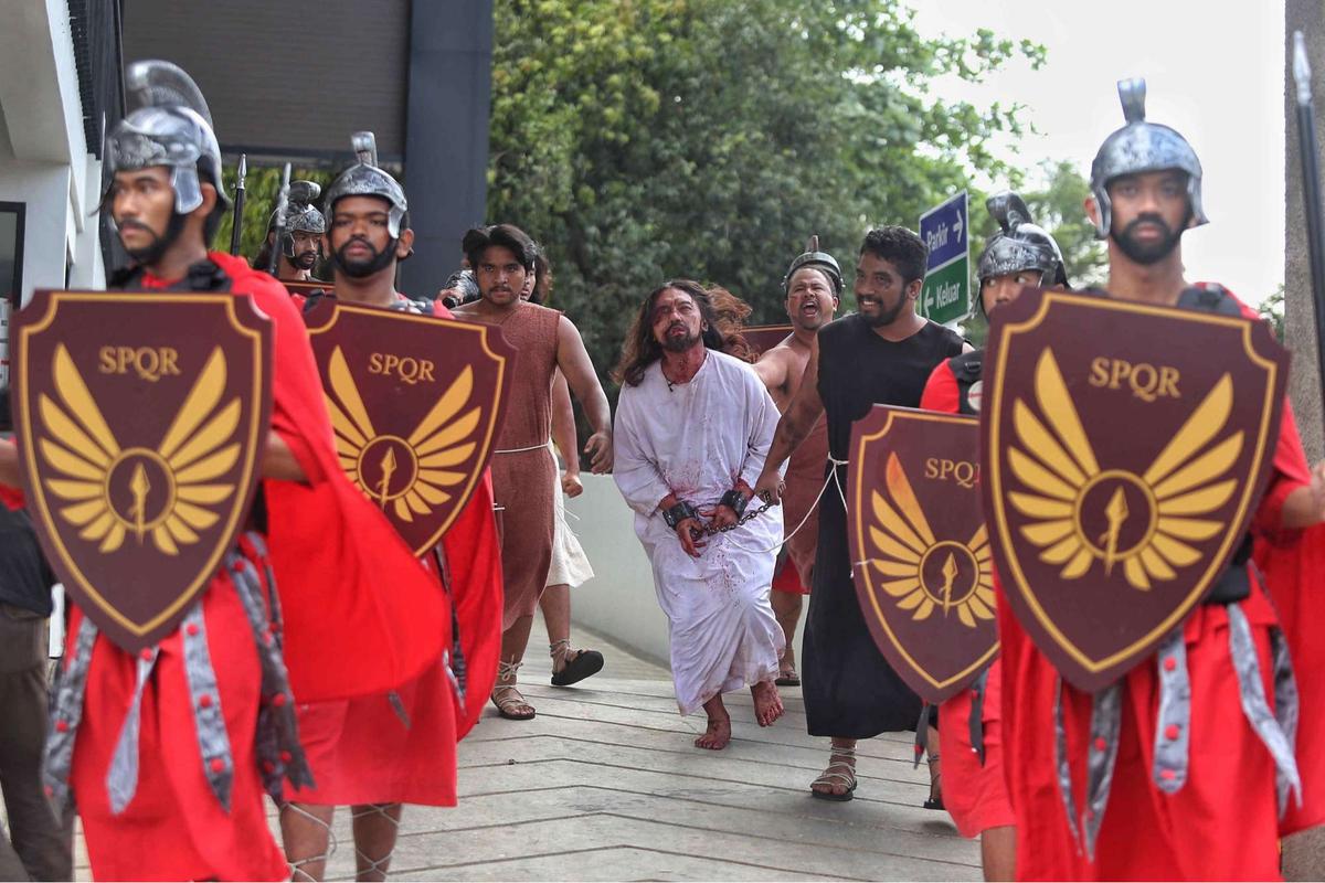 Drama penyaliban Yesus Kristus selama peringatan Jumat Agung