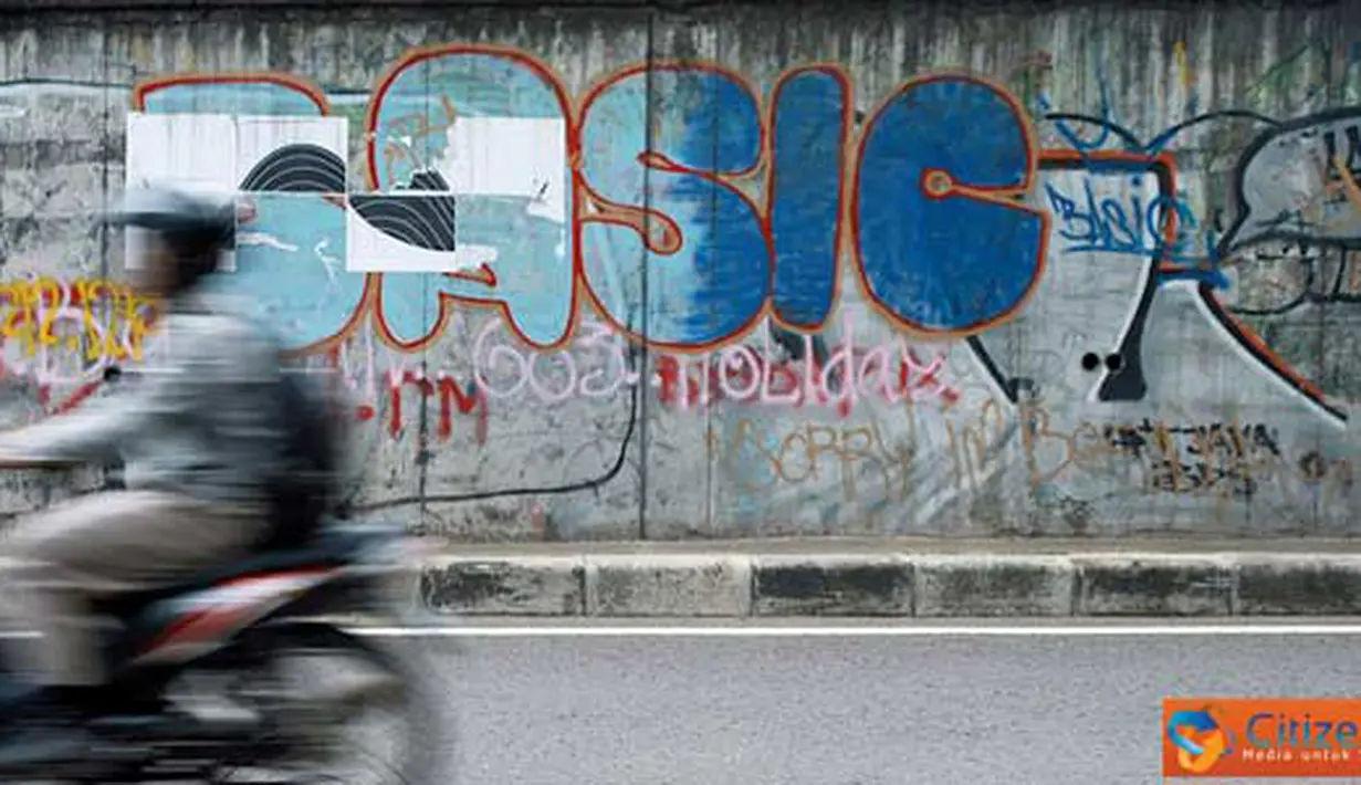 Citizen6, Bandung: Seorang pengendara sepeda motor melewati Jembatan Pasopati Kota Bandung, yang dipenuhi grafiti dan coretan, Kamis (21/4). karena kurangnya ruang publik berekspresi, aksi vandalisme bergerilya di fasilitas umum. (Pengirim: Aries Rachmand