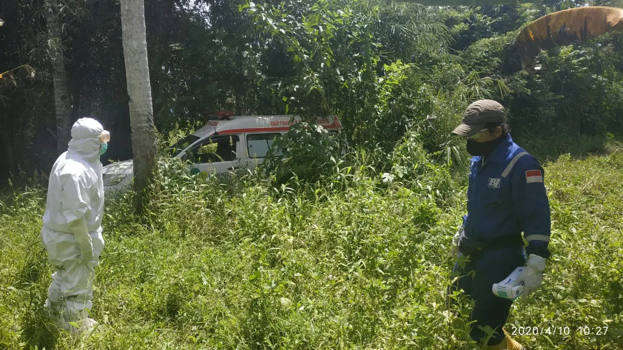 Pemakaman salah satu pasien terkonfirmasi positif Covid-19 di Kabupaten MInahasa Utara, Sulut.