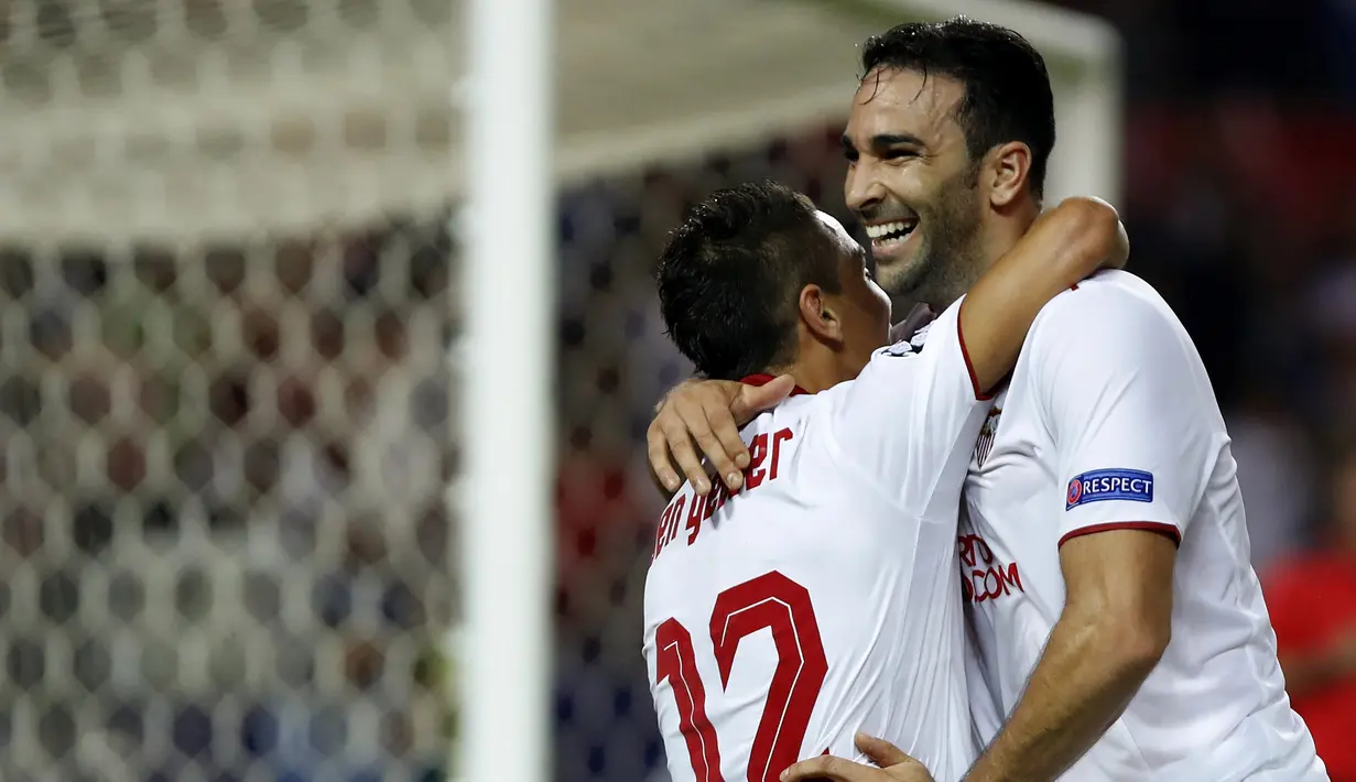 Pemain Sevilla, Adil Rami (kanan) lahir di Bastia, Perancis dan merupakan salah satu legiun Prancis yang turut serta dalam laga menarik kontra Real Madrid. (EPA/Jose Manuel Vidal)
