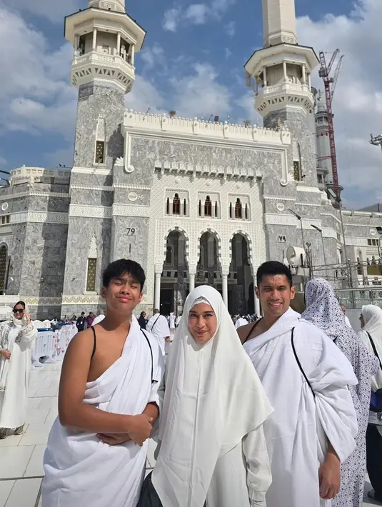 Potret Dian Sastrowardoyo Umrah Bareng Keluarga (Sumber: Instagram/therealdisastr)